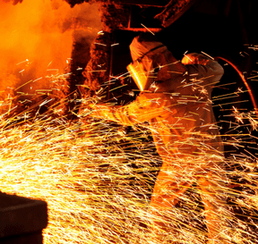 Muž pracující ve fotovoltaické elektrárně