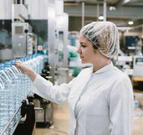 Muž pracující ve fotovoltaické elektrárně