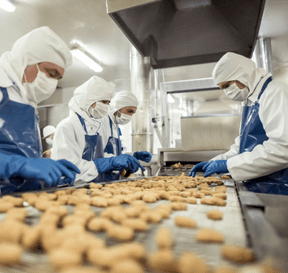 Automobily v továrně na výrobní lince