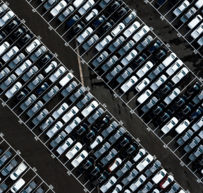 Automobily v továrně na výrobní lince