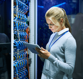 Automobily v továrně na výrobní lince