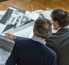 Automobily v továrně na výrobní lince