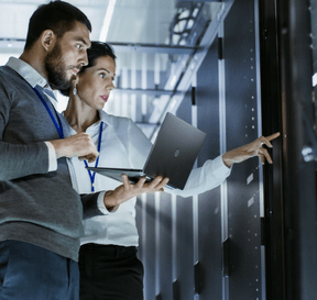 Automobily v továrně na výrobní lince